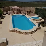 Self Catering For The Larger Group בית נופש *